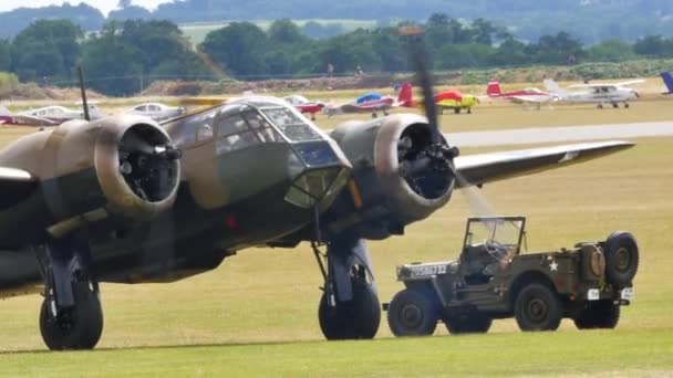 İkinci Dünya Savaşı Kraliyet Hava Kuvvetleri 'nin Bristol Blenheim bombardıman uçağı — Stok video