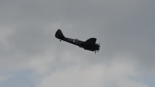 Vintage bomber aeroplane of Royal Air Force RAF of World War 2 Battle of Britain — Stock Video