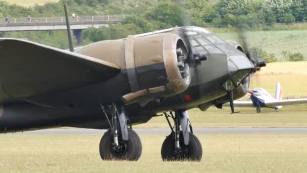 Airborne historic bomber airplane in green camouflage with two propeller engines — Stock Video