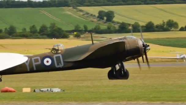 Angielski samolot bombowy z II wojny światowej startuje z trawiastego lotniska w 4K — Wideo stockowe