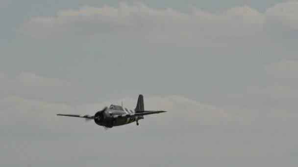 Avion de combat à hélice de la Seconde Guerre mondiale avec bandes d'invasion volant — Video