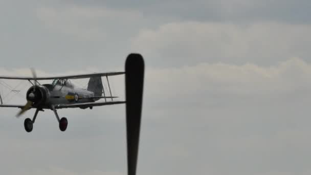 Rare chasseur de bipane vintage des années 03s volant dans un ciel nuageux bleu — Video