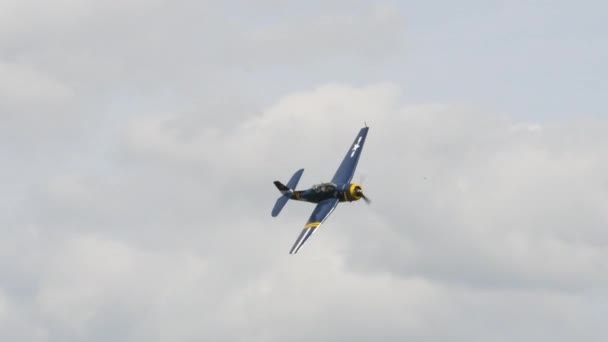 Радиальный двигатель пропеллера войны самолет Второй мировой войны высокой скорости низкого прохода — стоковое видео