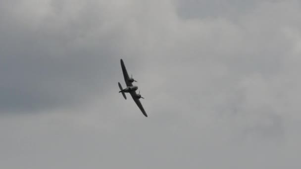 Παγκόσμιο Πόλεμο 2 ιστορικό πολεμικό αεροπλάνο της Μάχης της Αγγλίας που φέρουν σε συννεφιασμένο γκρι ουρανό — Αρχείο Βίντεο
