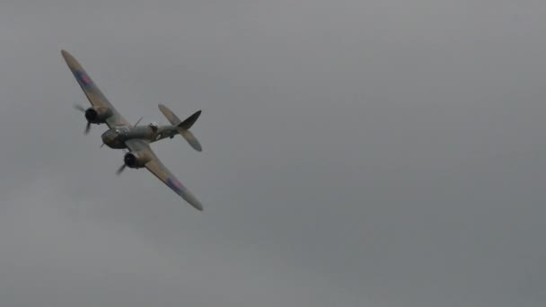 Zeldzame video van bommenwerper vliegtuig van ww2 vlucht. Video voor historische documentaires. — Stockvideo
