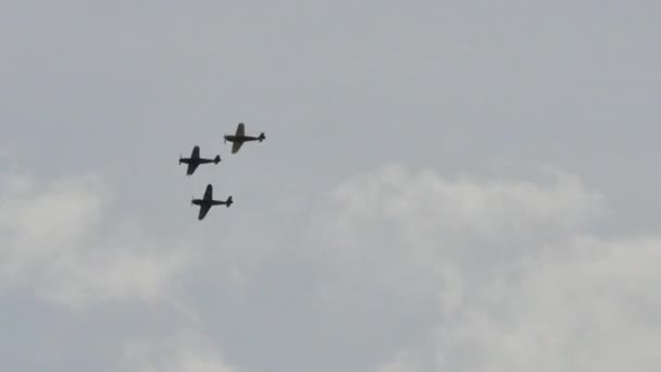 Manifestation de l'armée de l'air allemande Messerschmitt Bf 109 avions volant sur le ciel — Video