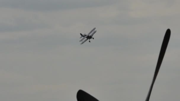 銀金属の歴史的な複葉戦闘機は曇った英国の空を飛ぶ — ストック動画