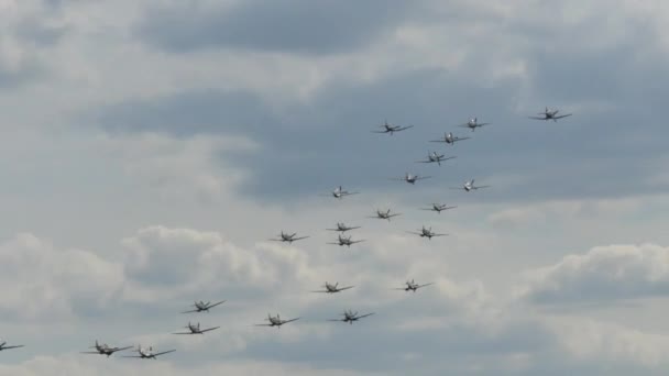 Den Balbo är en massiv flygplansbildning spektakulära och sällsynta flypast av historiska WWII flygplan — Stockvideo