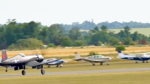 在4K的WW2径向引擎螺旋桨战斗机上起飞 — 图库视频影像
