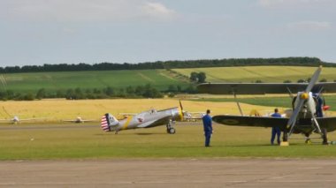 Curtiss P-40 Warhawk, P-36 Hawk 2 savaş uçağıyla havalandı.