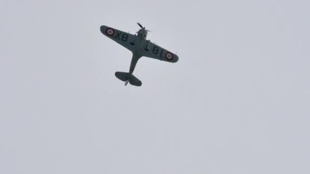 Curtiss P-36 Hawk van de Franse Luchtmacht in 1940 vliegt in een grijze bewolkte lucht — Stockvideo