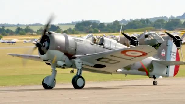 Rzadkie historyczne Curtiss P-36 Hawk z La Fayette Indian malowane kołowania — Wideo stockowe