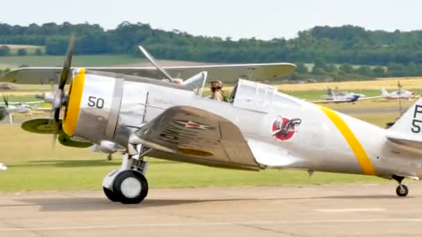 Curtiss P-36 Hawk zdatny do lotu malowany w US Army Air Corps srebrno-żółty — Wideo stockowe