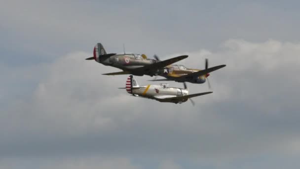 Rare vintage Second World War fighter aircrafts fly in formation — Stock Video