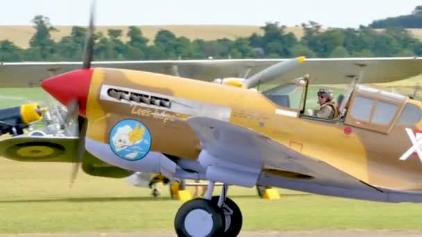 Taxias de aviões de combate da Segunda Guerra Mundial com piloto no cockpit — Vídeo de Stock