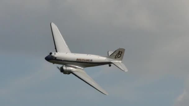 Douglas DC-3 por Breitling radial motores de pistão avião de 1930s 1940 e WW2 — Vídeo de Stock
