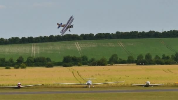 Historisches Propeller-Doppeldecker-Kampfflugzeug aus dem Zweiten Weltkrieg fliegt in blauem Himmel — Stockvideo
