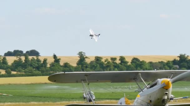 Avión biplano de combate de la RAF en vuelo durante una recreación de la batalla de Gran Bretaña — Vídeos de Stock