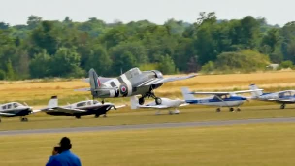 제2 차 세계 대전 역사적 인 프로펠러 전투 비행기가 이 륙하다 — 비디오