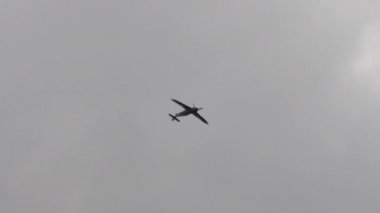 Alman Hava Kuvvetleri 'nden Messerschmitt Bf 109 hava gösterisi Bulutlu gökyüzünde çekildi