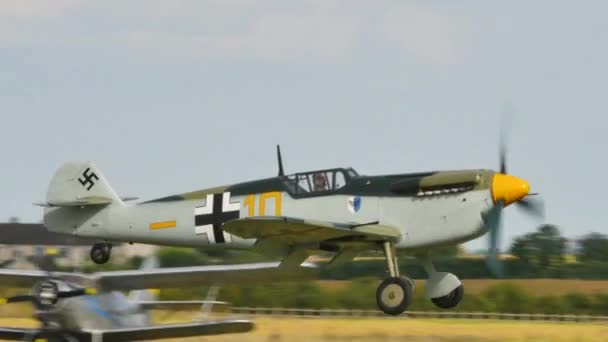 Messerschmitt Bf 109 w Duxford latające legendy lądujące na trawie. Śledź strzał. — Wideo stockowe