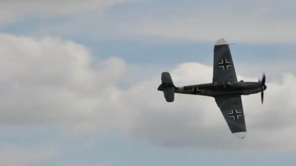 Messerschmitt Bf 109 van de Duitse luchtmacht in een acrobatische show Deutsche Luftwaffe — Stockvideo