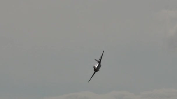 Avión de combate de la Segunda Guerra Mundial en vuelo. De cerca, sigue el disparo.. — Vídeos de Stock
