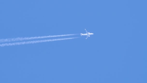 Passagerare flygplan plan vit kemi spår i blus himlen — Stockvideo