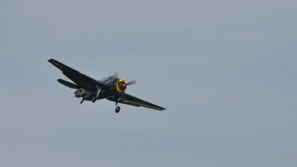 二战期间很少有军用飞机在飞行。优质4K视频特写. — 图库视频影像