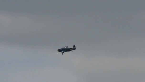 Ancien avion militaire en vol avec train d'atterrissage sorti dans un ciel nuageux — Video