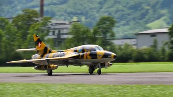 Sarı ve siyah üniformalı soğuk savaş uçağı kalkıyor. — Stok video
