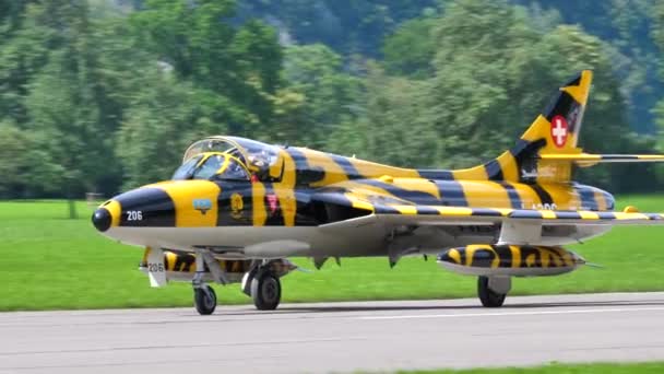 Vista ravvicinata della cabina di pilotaggio del jet da combattimento militare della guerra fredda in rullaggio sulla pista — Video Stock