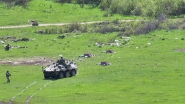 Tanklardaki askerler silahların arkasında hareket halindeler. Atış menzili askeri ihtilaf