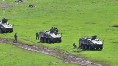 Slovenya 'nın Pocek poligonunda askeri tatbikat. Askerler ve zırhlı araçlar.