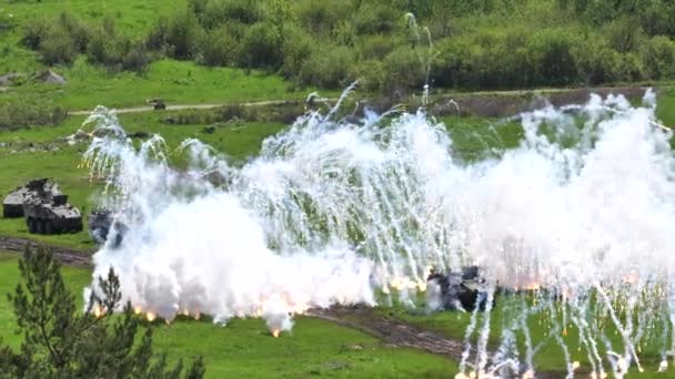 Тяжелый дым поднимается над военной техникой, чтобы прикрыть отступление с поля боя — стоковое видео