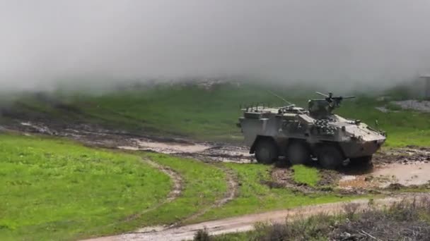 Hafif tekerlekli zırhlı araç çamurlu arazide sürüyor. Atış menzili — Stok video