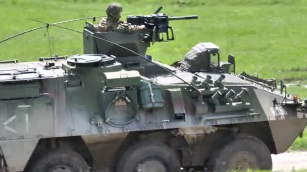 Närbild av soldat i tanken på väg bakom machinegun vapnet — Stockvideo