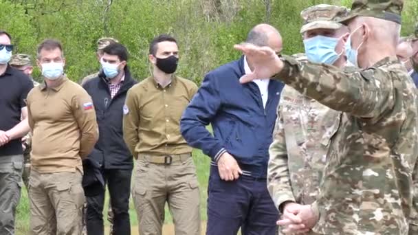 El primer ministro esloveno Janez Jansa asiste al entrenamiento militar durante la pandemia — Vídeo de stock