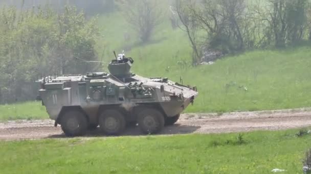 Валук, легкоколесный бронированный автомобиль LKOV словенская версия Pandur APC — стоковое видео