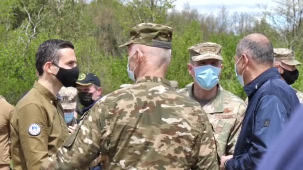 Il primo ministro sloveno Janez Jansa indossa una maschera facciale per prevenire il coronavirus — Video Stock