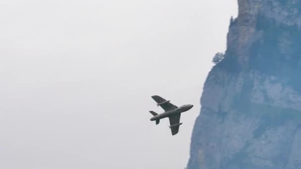 Combate avión de combate de la era fría vuela rápido en un estrecho valle de montaña — Vídeo de stock