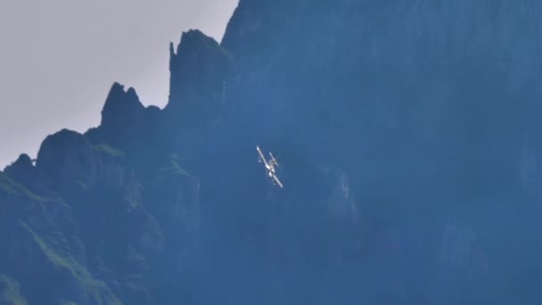 Imponujący lot z niską wysokością odrzutowca wojskowego zimnej wojny w Alpach — Wideo stockowe