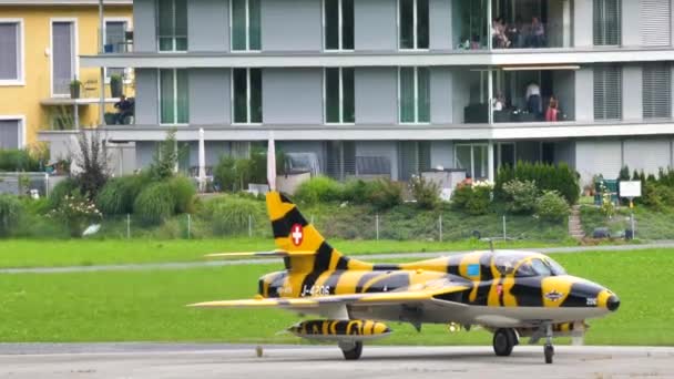 Militair trainingsvliegtuig geschilderd als een tijger lijnen op de baan om op te stijgen — Stockvideo