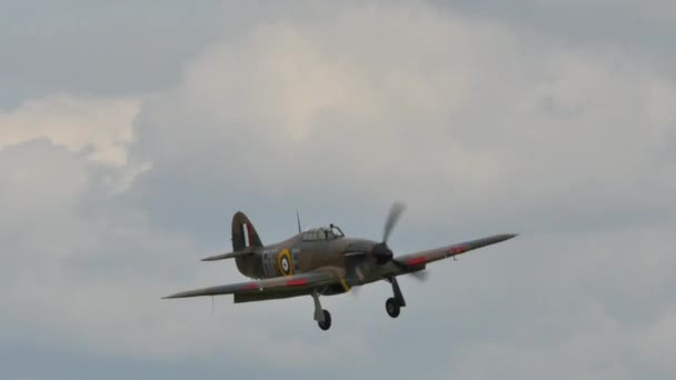 Avión militar Hawker Hurricane WW2 aterrizando en un aeródromo 4k — Vídeos de Stock