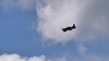 Slovenya Hava Kuvvetleri 'nden Pilatus PC-9 mavi gökyüzünde top ateşledi