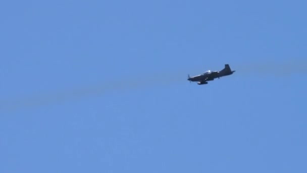 Pilatus PC-9 av slovenska flygvapnet avfyrar riktiga raketer över den blå himlen med moln — Stockvideo