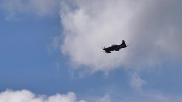 Pilatus PC-9 av slovenska flygvapnet avfyrar en volley med kanonen i blå himmel — Stockvideo