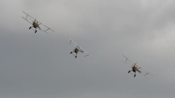 Drei Doppeldecker der dreißiger Jahre im Flug in Formation — Stockvideo