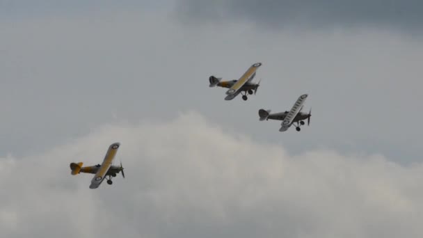 Englische Doppeldecker des Zweiten Weltkriegs im Flug in Formation am bewölkten Himmel — Stockvideo