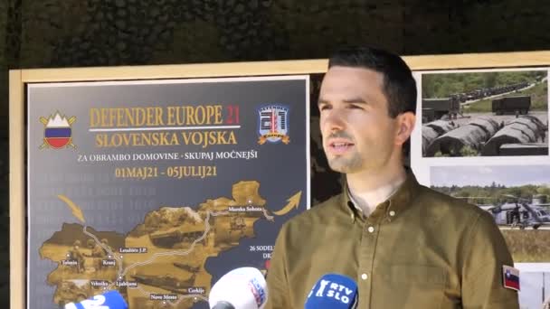 Sloveniens försvarsminister Toning höll tal under den militära utbildningen — Stockvideo